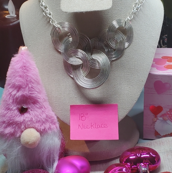 Beautiful 18" silvertone Statement Necklace NWT. - Picture 2 of 12